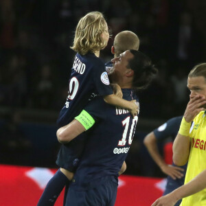 Zlatan Ibrahimovic a quitté le terrain peu avant la fin du match PSG - Nantes le 14 mai 2016 au Parc des Princes en compagnie de ses fils Maximilian (9 ans, cheveux longs, portant le maillot floqué "Legend") et Vincent (8 ans, portant le maillot floqué "King"), faisant ses adieux au Parc des Princes et à la Ligue 1.