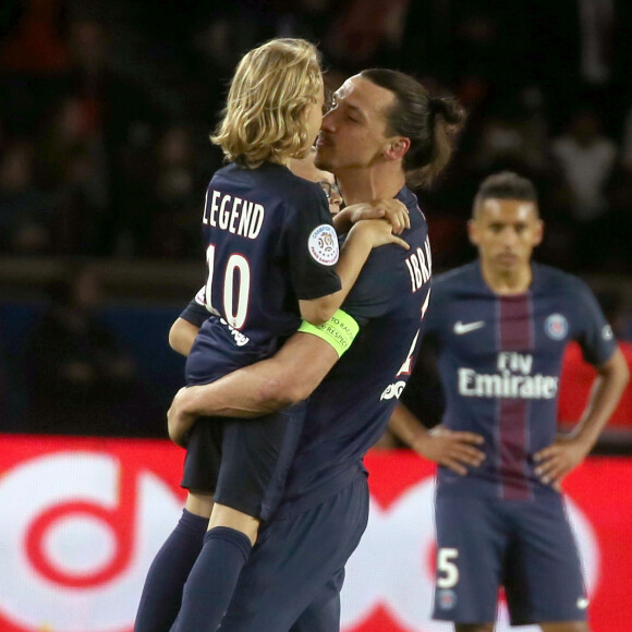 Zlatan Ibrahimovic a quitté le terrain peu avant la fin du match PSG - Nantes le 14 mai 2016 au Parc des Princes en compagnie de ses fils Maximilian (9 ans, cheveux longs, portant le maillot floqué "Legend") et Vincent (8 ans, portant le maillot floqué "King"), faisant ses adieux au Parc des Princes et à la Ligue 1.