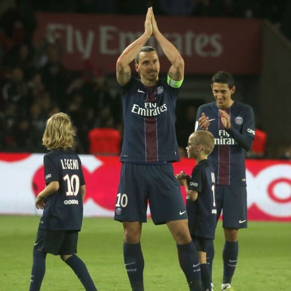 Zlatan Ibrahimovic a quitté le terrain peu avant la fin du match PSG - Nantes le 14 mai 2016 au Parc des Princes en compagnie de ses fils Maximilian (9 ans, cheveux longs, portant le maillot floqué "Legend") et Vincent (8 ans, portant le maillot floqué "King"), faisant ses adieux au Parc des Princes et à la Ligue 1.