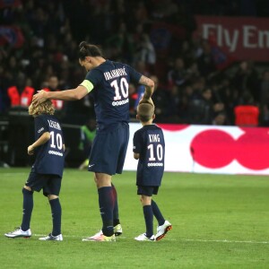 Zlatan Ibrahimovic a quitté le terrain peu avant la fin du match PSG - Nantes le 14 mai 2016 au Parc des Princes en compagnie de ses fils Maximilian (9 ans, cheveux longs, portant le maillot floqué "Legend") et Vincent (8 ans, portant le maillot floqué "King"), faisant ses adieux au Parc des Princes et à la Ligue 1.