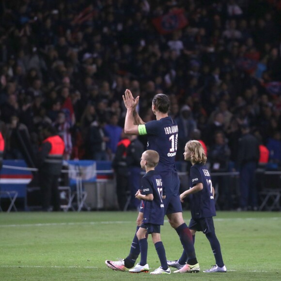 Zlatan Ibrahimovic a quitté le terrain peu avant la fin du match PSG - Nantes le 14 mai 2016 au Parc des Princes en compagnie de ses fils Maximilian (9 ans, cheveux longs, portant le maillot floqué "Legend") et Vincent (8 ans, portant le maillot floqué "King"), faisant ses adieux au Parc des Princes et à la Ligue 1.