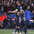  Zlatan Ibrahimovic a quitté le terrain peu avant la fin du match PSG - Nantes le 14 mai 2016 au Parc des Princes avec ses fils Maximilian (9 ans, cheveux longs, portant le maillot floqué "Legend") et Vincent (8 ans, portant le maillot floqué "King"), faisant ses adieux au Parc des Princes et à la Ligue 1. 
