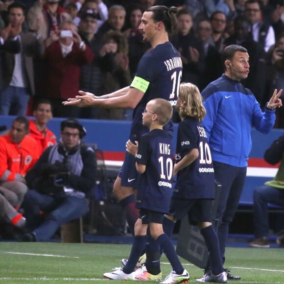 Zlatan Ibrahimovic a quitté le terrain peu avant la fin du match PSG - Nantes le 14 mai 2016 au Parc des Princes avec ses fils Maximilian (9 ans, cheveux longs, portant le maillot floqué "Legend") et Vincent (8 ans, portant le maillot floqué "King"), faisant ses adieux au Parc des Princes et à la Ligue 1.