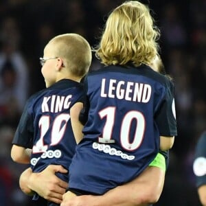 Zlatan Ibrahimovic a fait ses adieux au Paris Saint-Germain le 14 mai 2016 au Parc des Princes lors de PSG-Nantes, quittant le terrain avant la fin avec ses fils Maximilian (9 ans, cheveux longs, portant le maillot floqué "Legend") et Vincent (8 ans, portant le maillot floqué "King"), après avoir inscrit un dernier doublé en Ligue 1.