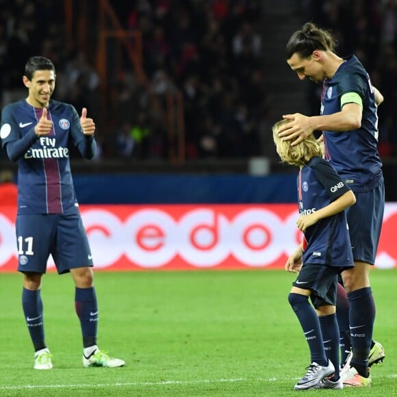 Zlatan Ibrahimovic a fait ses adieux au Paris Saint-Germain le 14 mai 2016 au Parc des Princes lors de PSG-Nantes, quittant le terrain avant la fin avec ses fils Maximilian (9 ans, cheveux longs, portant le maillot floqué "Legend") et Vincent (8 ans, portant le maillot floqué "King"), après avoir inscrit un dernier doublé en Ligue 1.