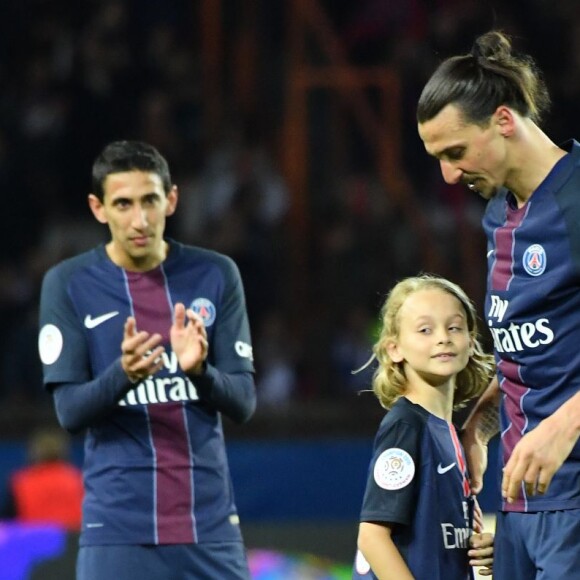 Zlatan Ibrahimovic a fait ses adieux au Paris Saint-Germain le 14 mai 2016 au Parc des Princes lors de PSG-Nantes, quittant le terrain avant la fin avec ses fils Maximilian (9 ans, cheveux longs, portant le maillot floqué "Legend") et Vincent (8 ans, portant le maillot floqué "King"), après avoir inscrit un dernier doublé en Ligue 1.