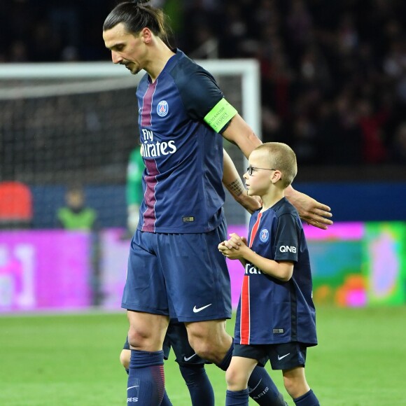 Zlatan Ibrahimovic a fait ses adieux au Paris Saint-Germain le 14 mai 2016 au Parc des Princes lors de PSG-Nantes, quittant le terrain avant la fin avec ses fils Maximilian (9 ans, cheveux longs, portant le maillot floqué "Legend") et Vincent (8 ans, portant le maillot floqué "King"), après avoir inscrit un dernier doublé en Ligue 1.