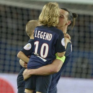 Zlatan Ibrahimovic a fait ses adieux au Paris Saint-Germain le 14 mai 2016 au Parc des Princes lors de PSG-Nantes, quittant le terrain avant la fin avec ses fils Maximilian (9 ans, cheveux longs, portant le maillot floqué "Legend") et Vincent (8 ans, portant le maillot floqué "King"), après avoir inscrit un dernier doublé en Ligue 1.