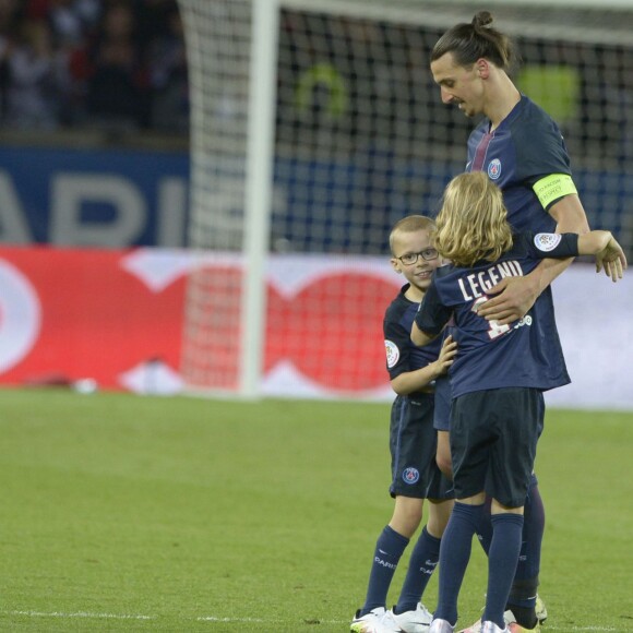 Zlatan Ibrahimovic a fait ses adieux au Paris Saint-Germain le 14 mai 2016 au Parc des Princes lors de PSG-Nantes, quittant le terrain avant la fin avec ses fils Maximilian (9 ans, cheveux longs, portant le maillot floqué "Legend") et Vincent (8 ans, portant le maillot floqué "King"), après avoir inscrit un dernier doublé en Ligue 1.