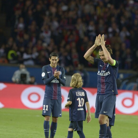 Zlatan Ibrahimovic a fait ses adieux au Paris Saint-Germain le 14 mai 2016 au Parc des Princes lors de PSG-Nantes, quittant le terrain avant la fin avec ses fils Maximilian (9 ans, cheveux longs, portant le maillot floqué "Legend") et Vincent (8 ans, portant le maillot floqué "King"), après avoir inscrit un dernier doublé en Ligue 1.