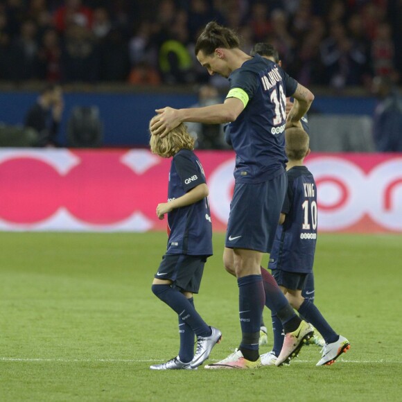 Zlatan Ibrahimovic a fait ses adieux au Paris Saint-Germain le 14 mai 2016 au Parc des Princes lors de PSG-Nantes, quittant le terrain avant la fin avec ses fils Maximilian (9 ans, cheveux longs, portant le maillot floqué "Legend") et Vincent (8 ans, portant le maillot floqué "King"), après avoir inscrit un dernier doublé en Ligue 1.