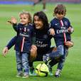 Edinson Cavani avec ses fils Bautista et Lucas lors du match PSG - Nantes le 14 mai 2016 au Parc des Princes marqué par les adieux de Zlatan Ibrahimovic au Paris Saint-Germain.