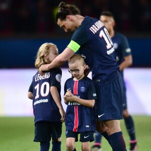 Zlatan Ibrahimovic a quitté le terrain peu avant la fin du match PSG - Nantes le 14 mai 2016 au Parc des Princes avec ses fils Maximilian (9 ans, cheveux longs, portant le maillot floqué "Legend") et Vincent (8 ans, portant le maillot floqué "King"), faisant ses adieux au Parc des Princes et à la Ligue 1.