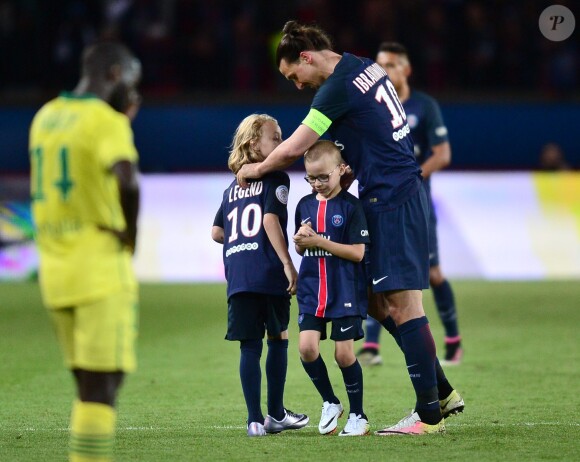 Zlatan Ibrahimovic a quitté le terrain peu avant la fin du match PSG - Nantes le 14 mai 2016 au Parc des Princes avec ses fils Maximilian (9 ans, cheveux longs, portant le maillot floqué "Legend") et Vincent (8 ans, portant le maillot floqué "King"), faisant ses adieux au Parc des Princes et à la Ligue 1.