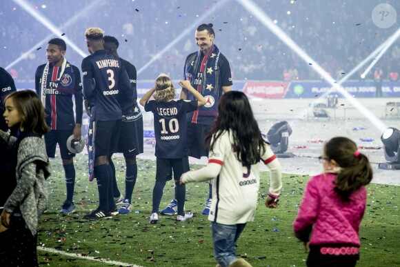 Zlatan Ibrahimovic avait ses fils Maximilian et Vincent avec lui pour ses adieux au Paris Saint-Germain lors du match PSG - Nantes le 14 mai 2016 au Parc des Princes.
