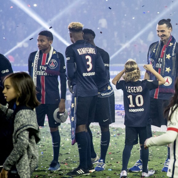 Zlatan Ibrahimovic avait ses fils Maximilian et Vincent avec lui pour ses adieux au Paris Saint-Germain lors du match PSG - Nantes le 14 mai 2016 au Parc des Princes.