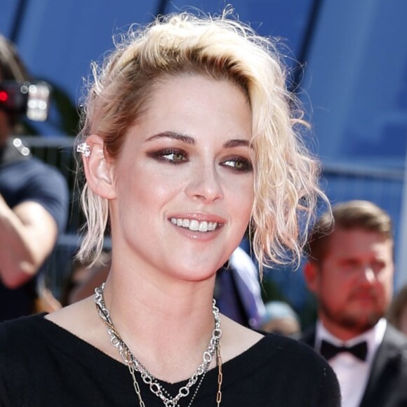 Kristen Stewart pose pour les photographes sous les yeux d'Alicia Cargile - Montée des marches du film "American Honey" lors du 69e Festival International du Film de Cannes. Le 15 mai 2016. © Borde-Jacovides-Moreau/Bestimage