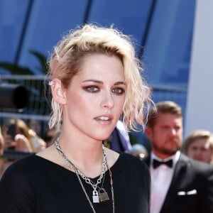 Kristen Stewart pose pour les photographes sous les yeux d'Alicia Cargile - Montée des marches du film "American Honey" lors du 69e Festival International du Film de Cannes. Le 15 mai 2016. © Borde-Jacovides-Moreau/Bestimage