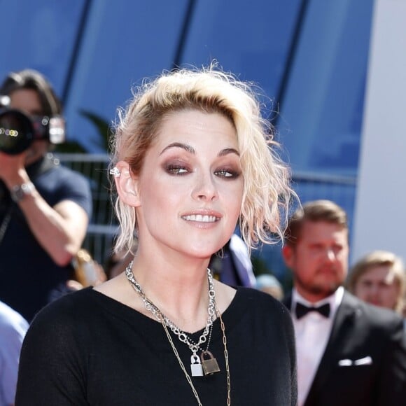 Kristen Stewart pose pour les photographes sous les yeux d'Alicia Cargile - Montée des marches du film "American Honey" lors du 69e Festival International du Film de Cannes. Le 15 mai 2016. © Borde-Jacovides-Moreau/Bestimage