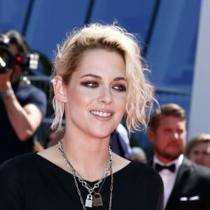 Kristen Stewart pose pour les photographes sous les yeux d'Alicia Cargile - Montée des marches du film "American Honey" lors du 69e Festival International du Film de Cannes. Le 15 mai 2016. © Borde-Jacovides-Moreau/Bestimage