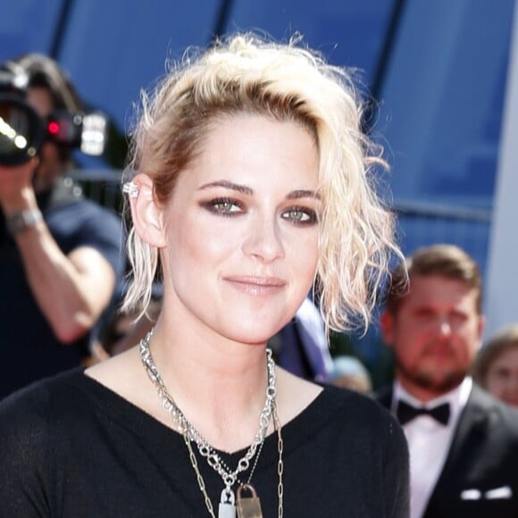Kristen Stewart pose pour les photographes sous les yeux d'Alicia Cargile - Montée des marches du film "American Honey" lors du 69e Festival International du Film de Cannes. Le 15 mai 2016. © Borde-Jacovides-Moreau/Bestimage