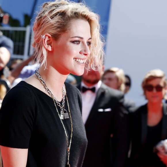 Kristen Stewart pose pour les photographes sous les yeux d'Alicia Cargile - Montée des marches du film "American Honey" lors du 69e Festival International du Film de Cannes. Le 15 mai 2016. © Borde-Jacovides-Moreau/Bestimage