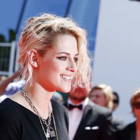 Kristen Stewart pose pour les photographes sous les yeux d'Alicia Cargile - Montée des marches du film "American Honey" lors du 69e Festival International du Film de Cannes. Le 15 mai 2016. © Borde-Jacovides-Moreau/Bestimage