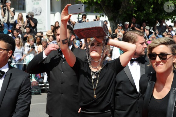 Kristen Stewart s'amuse à côté de son ex-compagne Alicia Cargile - Arrivées à la montée des marches du film "American Honey" lors du 69ème Festival International du Film de Cannes. Le 15 mai 2016.  Arrivals at Red carpet for the movie "American Honey" during the 69th Cannes International Film festival. On may 15th 201615/05/2016 - Cannes