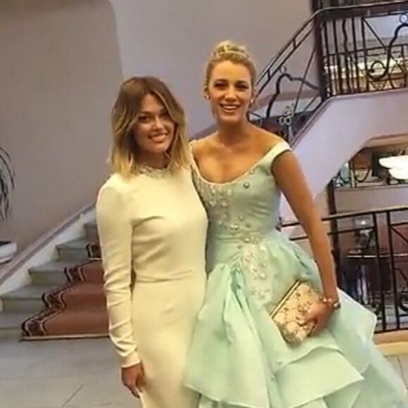 Caroline Receveur et Blake Lively, dans la hall d'un hôtel, lors du Festival de Cannes 2016, le vendredi 13 mai