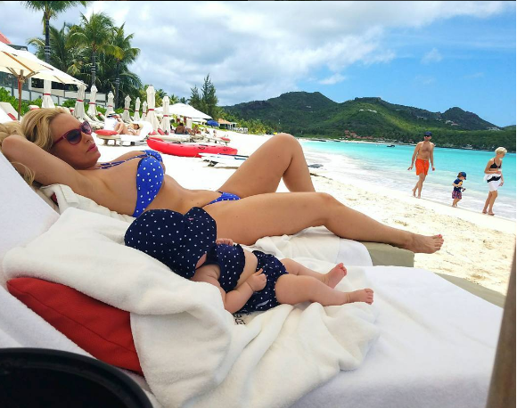 Coco Austin a publié une photo d'elle et sa fille Chanel Nicole sur sa page Instagram. La femme du rappeur Ice-T séjourne aux Caraïbes pour ses premières vacances en famille. Photo publiée sur sa page Instagram, le 15 mai 2016