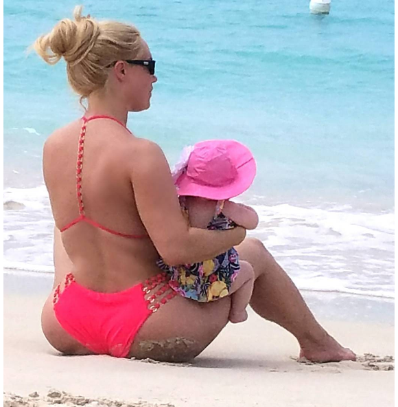 Coco Austin a publié une photo d'elle et sa fille Chanel Nicole sur sa page Instagram. La femme du rappeur Ice-T séjourne aux Caraïbes pour ses premières vacances en famille. Photo publiée sur sa page Instagram, le 14 mai 2016