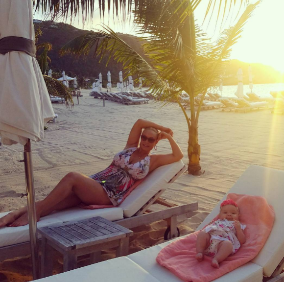 Coco Austin a publié une photo d'elle et sa fille Chanel Nicole sur sa page Instagram. La femme du rappeur Ice-T séjourne aux Caraïbes pour ses premières vacances en famille. Photo publiée sur sa page Instagram, le 12 mai 2016