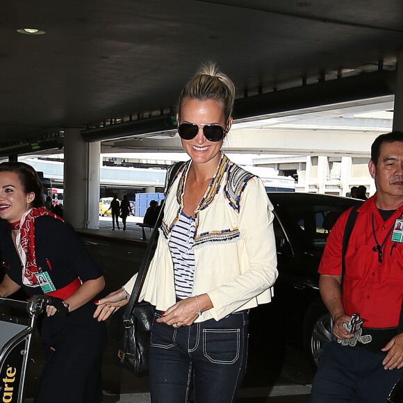 Laeticia Hallyday est accueillie par ses filles Jade et Joy à son arrivée à l'aéroport de Los Angeles le 15 mai 2016.