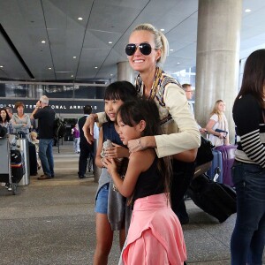 Laeticia Hallyday est accueillie par ses filles Jade et Joy à son arrivée à l'aéroport de Los Angeles le 15 mai 2016.