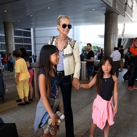 Laeticia Hallyday est accueillie par ses filles Jade et Joy à son arrivée à l'aéroport de Los Angeles le 15 mai 2016.