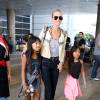 Laeticia Hallyday et ses filles Jade et Joy à son arrivée à l'aéroport de Los Angeles le 15 mai 2016.