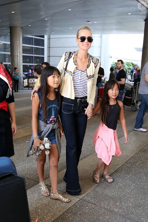 Laeticia Hallyday et ses filles Jade et Joy à son arrivée à l'aéroport de Los Angeles le 15 mai 2016.