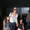 Laeticia Hallyday est accueillie par ses filles Jade et Joy à son arrivée à l'aéroport de Los Angeles le 15 mai 2016.