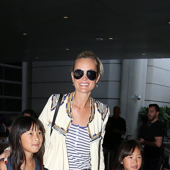 Laeticia Hallyday est accueillie par ses filles Jade et Joy à son arrivée à l'aéroport de Los Angeles le 15 mai 2016.