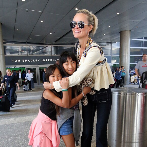 Laeticia Hallyday est accueillie par ses filles Jade et Joy à son arrivée à l'aéroport de Los Angeles le 15 mai 2016.
