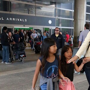 Laeticia Hallyday est accueillie par ses filles Jade et Joy à son arrivée à l'aéroport de Los Angeles le 15 mai 2016.