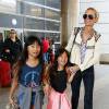 Laeticia Hallyday retrouve ses filles Jade et Joy à son arrivée à l'aéroport de Los Angeles le 15 mai 2016.