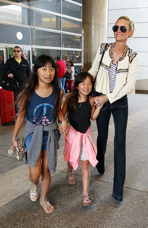 Laeticia Hallyday retrouve ses filles Jade et Joy à son arrivée à l'aéroport de Los Angeles le 15 mai 2016.