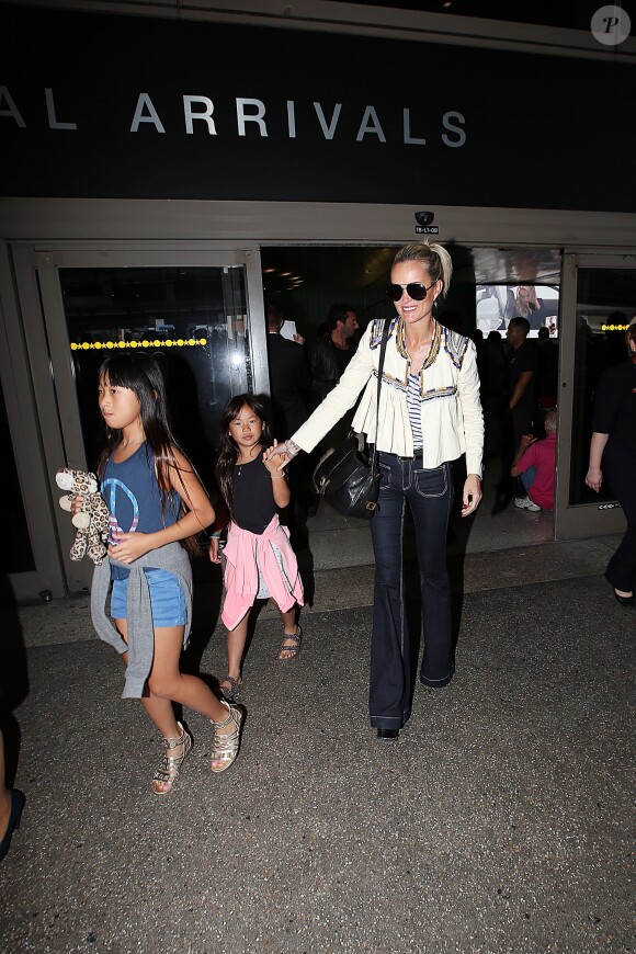 Laeticia Hallyday est accueillie, par surprise, par ses filles Jade et Joy à son arrivée à l'aéroport de Los Angeles le 15 mai 2016.