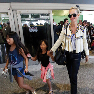 Laeticia Hallyday est accueillie par ses filles Jade et Joy à son arrivée à l'aéroport de Los Angeles le 15 mai 2016.