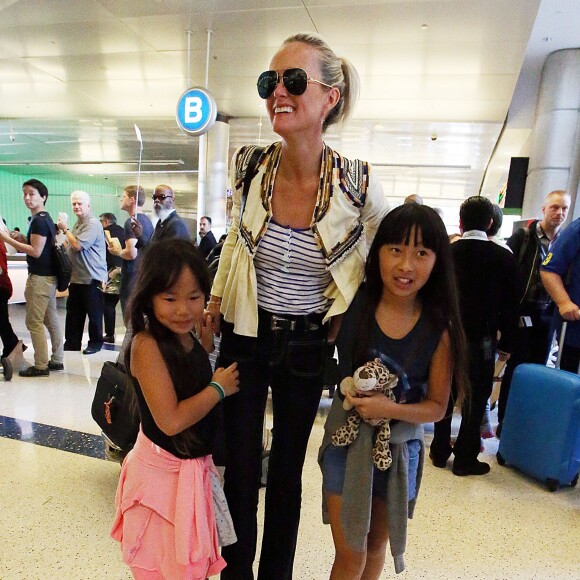 Laeticia Hallyday est accueillie par ses filles Jade et Joy à son arrivée à l'aéroport de Los Angeles le 15 mai 2016.