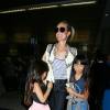 Laeticia Hallyday est accueillie par ses deux filles Jade et Joy à son arrivée à l'aéroport de Los Angeles le 15 mai 2016.