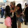 Laeticia Hallyday est accueillie par ses filles Jade et Joy à son arrivée à l'aéroport de Los Angeles le 15 mai 2016.