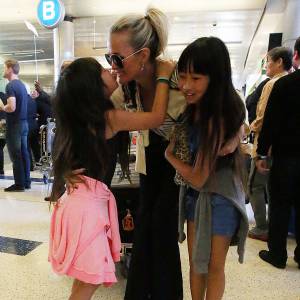 Laeticia Hallyday est accueillie par ses filles Jade et Joy à son arrivée à l'aéroport de Los Angeles le 15 mai 2016.