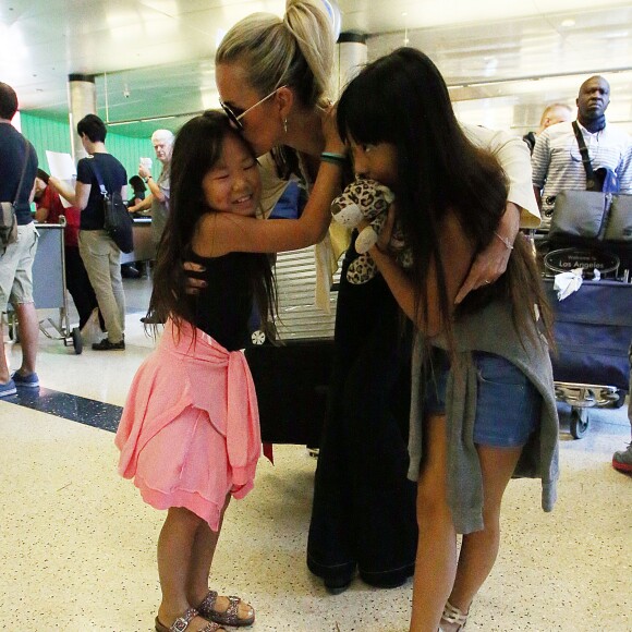 Laeticia Hallyday est accueillie par ses filles Jade et Joy à son arrivée à l'aéroport de Los Angeles le 15 mai 2016.